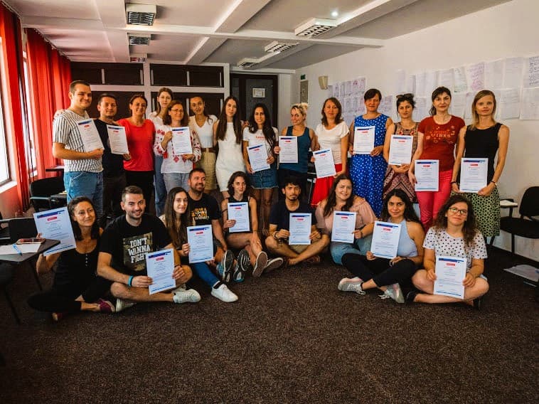 Participanți SolidDar cu diplome la un program educațional